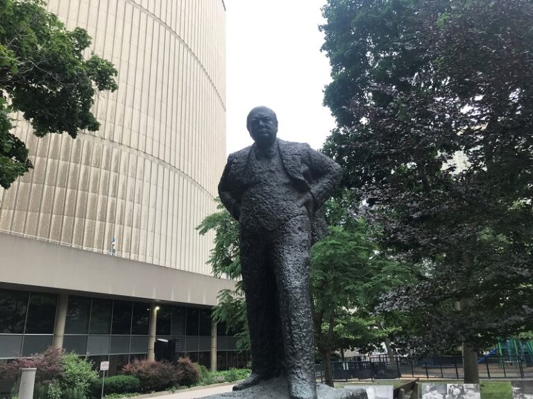 Winston Churchill 800 X 600 768x576